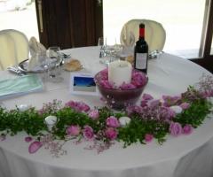 Allestimento floreale per il tavolo degli sposi