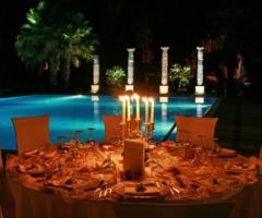 Allestimento per ricevimento di matrimonio a bordo piscina