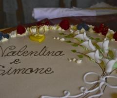 Stefania Manchisi - Torta con decorazioni floreali e fedi