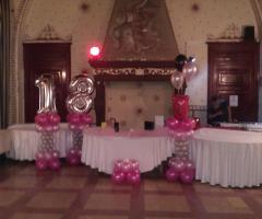 Allestimento del tavolo del buffet con palloncino color fucsia