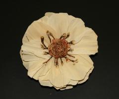 Fiore bianco realizzato con tecniche naturali