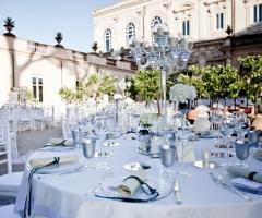 Mise en place blu per il matrimonio