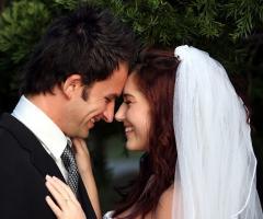 Lo sposo e la sposa in un momento di tenerezza - iovideo