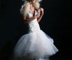 Collezione Unique - Abito da sposa in shantung con lavorazione in pizzo e paiette color oro e gonna completamente in tulle. Euro 1.600