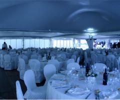 Ternsostruttura elegante per il ricevimento di matrimonio