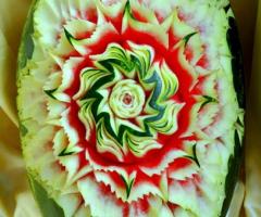 Anguria scolpita con doppio petalo e rosa al centro