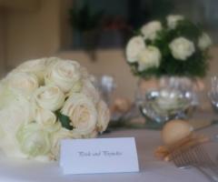 Fiori e segnatavolo per il ricevimento di nozze