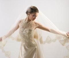 Abito da sposa in raso con corpino e velo in pizzo