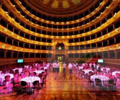 Allestimento di un banchetto a teatro