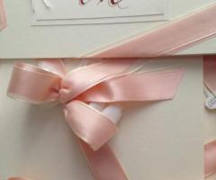 Le partecipazioni di matrimonio con fiocco rosa