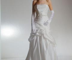 Abito da sposa dalla stoffa pregiata e dalla linea semplice ed elegante