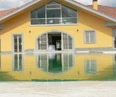 Ricevimento di matrimonio a bordo piscina