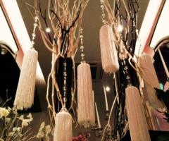 Fiori e addobbi con rami per le nozze