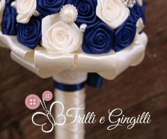 Bouquet rose in raso avorio e blu