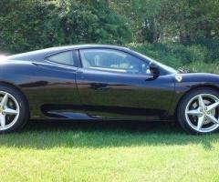 Ferrari di colore nero