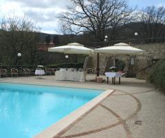 Borgo La Fratta - Allestimento a bordo piscina