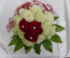 Bouquet con rose bianche e rosse