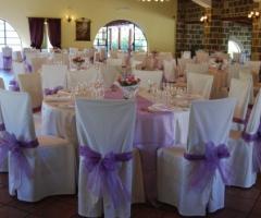 Mise en place di nozze sui toni del viola