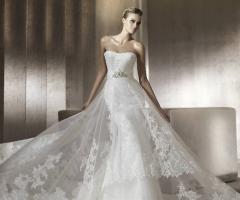 Abito da sposa con cinta preziosa e velo sulla gonna a tubino - Modello Pompeya di Pronovias