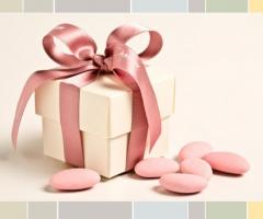 Scatolina con fiocco e confetti rosa