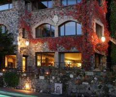 La location avvolta da foglie rosse