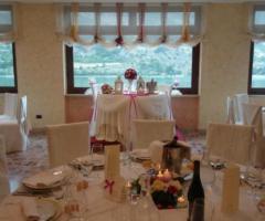 Allestimento della sala per il ricevimento di matrimonio