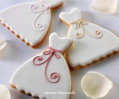 Biscotti segnaposto a forma di abito