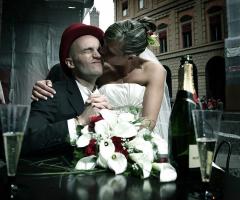 Bacio sposi con champagne