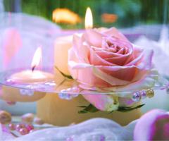 Candele e rose galleggianti