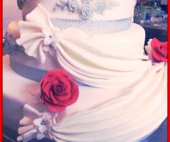 Particolare decorazioni drappeggiate per la wedding cake
