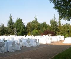Allestimento tavoli per il ricevimento di matrimonio in giardino