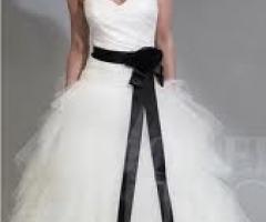 Abito con cinta nera