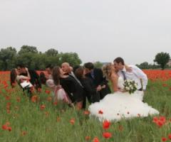 Foto degli sposi con gli amici