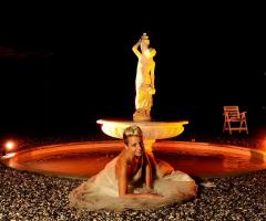 Foto della sposa davanti la fontana della location