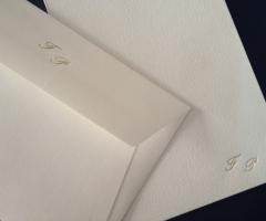 Silvia Trois - Partecipazione con iniziali incise a caldo in oro o argento