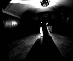 Foto degli sposi che danzano