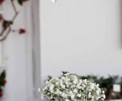 Decorazione con fiorellini bianchi