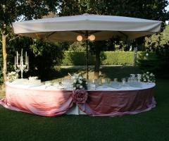 Il tavolo per gli antipasti serviti in giardino