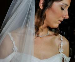 Acconciatura con boccoli che scendono per il matrimonio