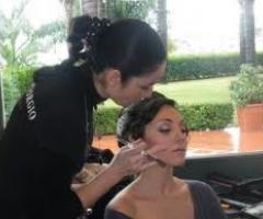 Sonia Sangiorgio al lavoro, mentre realizza un make up sposa
