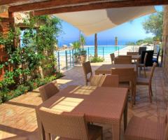 Terrazzo esterno con vista mare presso l'agriturismo per ricevimento di matrimonio Turismo Rurale Cefalù