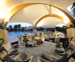 Allestimento tavoli per ricevimento di matrimonio a bordo piscina a Comiso (Ragusa)