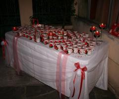 Confetti vestiti di rosso