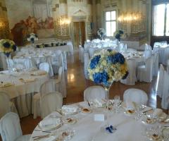 Andrea's Flowers - Sfere di ortensie e rose su coppa martini