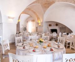 Il Trappetello - Allestimento dei tavoli nella sala interna