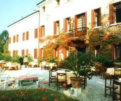 Ricevimento di matrimonio in giardino