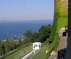 Allestimento floreale della location di nozze