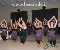 Balli di gruppo con l'animazione di Bee Smile