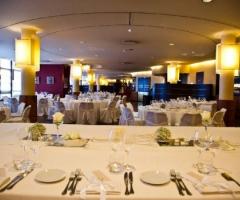 Allestimento della sala per il ricevimento nuziale