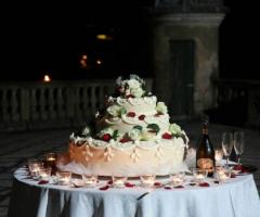 Torta nuziale con decorazioni floreali